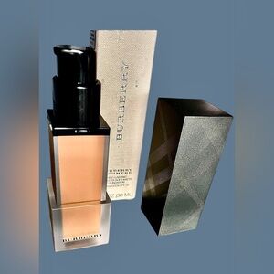 Burberry NIB Foundation SPF20 Almond 43 Cashmere Collection Flawless sof…